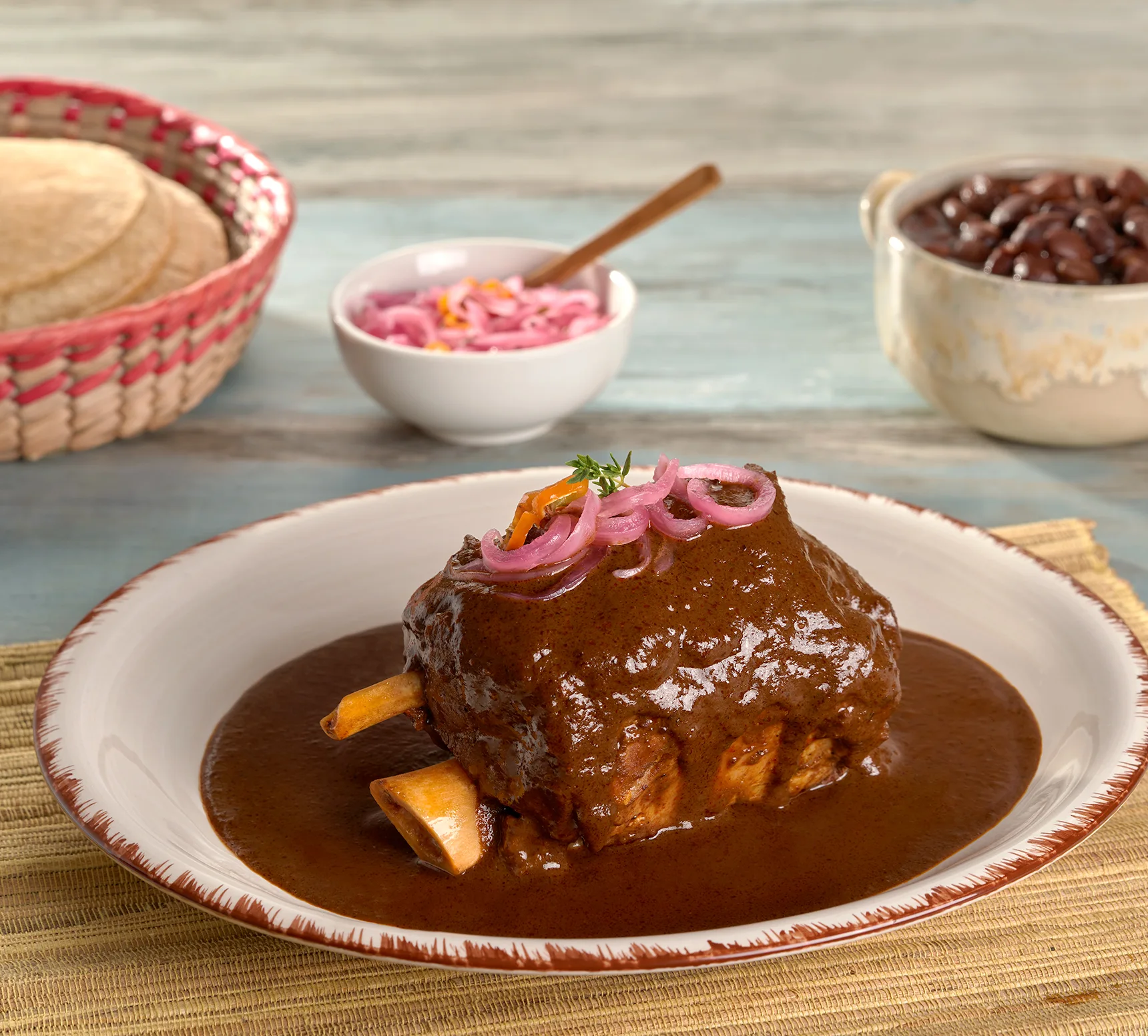 recipe Chamorro de cerdo con mole rojo estilo poblano artesanal Doña María ® image